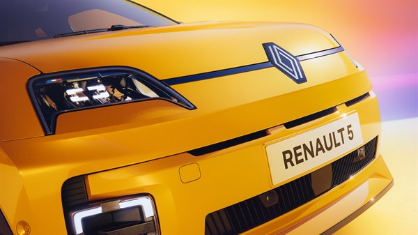 Pogled na sprednji del vozila Renault 5.