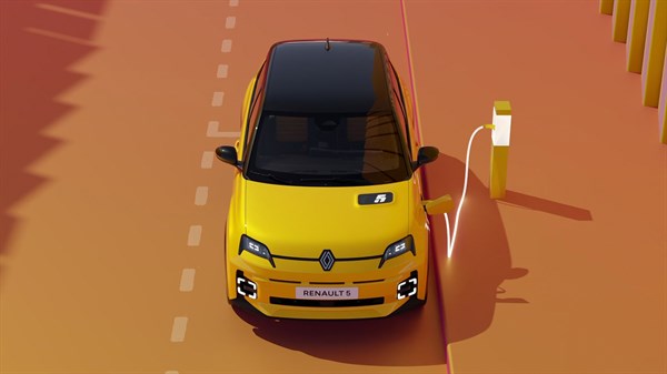 Renault 5 polni svoj 11 kW AC polnilnik na javni polnilni postaji.