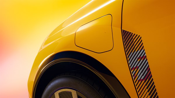 Renault 5 se polni s hitrim DC polnilnim sistemom.