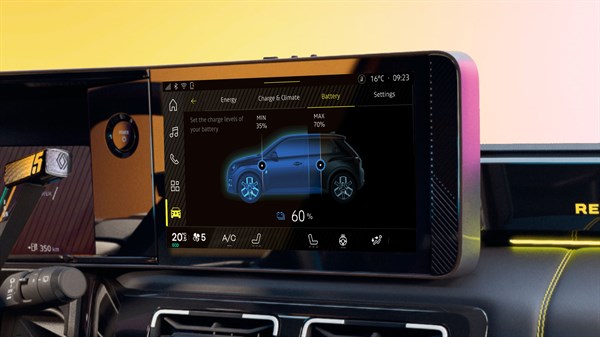 Zaslon v notranjosti Renault 5 prikazuje optimizirano polnjenje na poti z Google Zemljevidi.