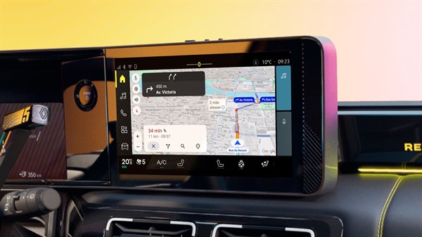 Renault 5, ki prikazuje navigacijo v realnem času z Google Zemljevidi.