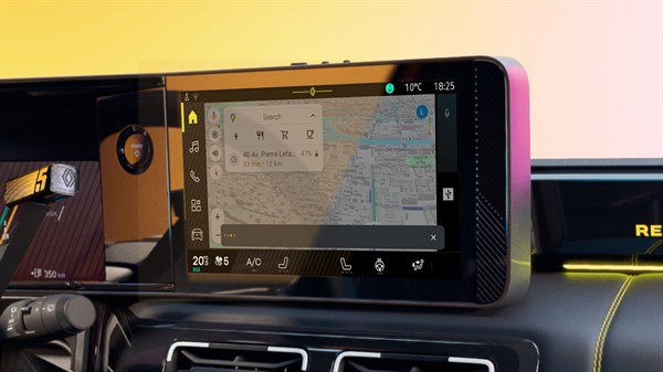 Renault 5, ki prikazuje navigacijo z Google Zemljevidi.