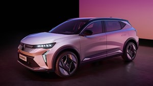 Beli Renault Scenic E-Tech electric v profilu na vijolično osvetljenem ozadju.