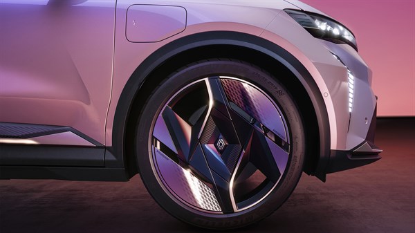 Sprednje desno kolo modela Renault Scenic E-Tech z velikim večbarvnim platiščem.