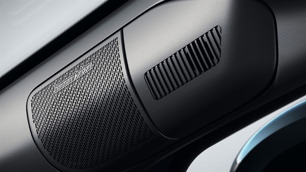 prikaz zvočnega sistema Harman Kardon v notranjosti vozila, reže zvočnika v sivi barvi