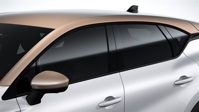 Beli Renault Captur s streho in ogledali v biserni sivo-bež barvi.