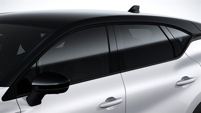 Beli Renault Captur s streho in ogledali v črni barvi Starry.