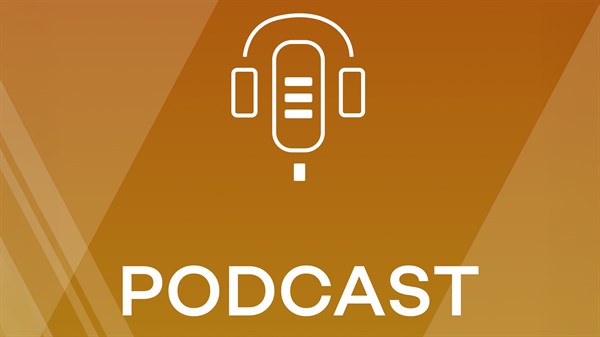 Ikona mikrofona s slušalkami na oranžno-rjavi podlagi z diagonalnimi črtami, pod katero je napis 'PODCAST'.
