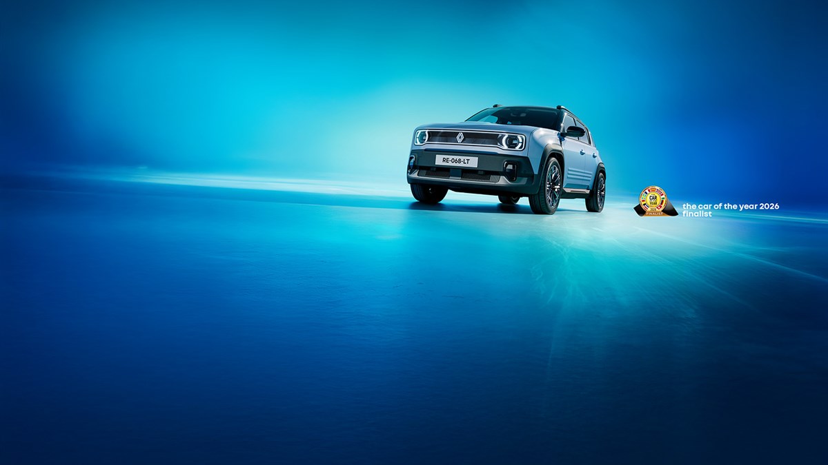 Srebrni Renault 4 E-Tech electric, sprednji pogled na modrem studijskem ozadju; v desnem spodnjem kotu znak “the car of the year 2026 finalist”.