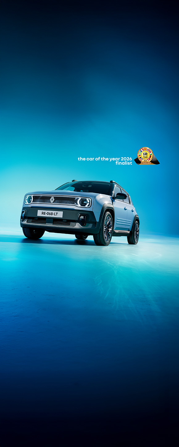 Modro-siv Renault 4 E-Tech Electric parkiran na barviti podlagi z modro-zelenim ozadjem.