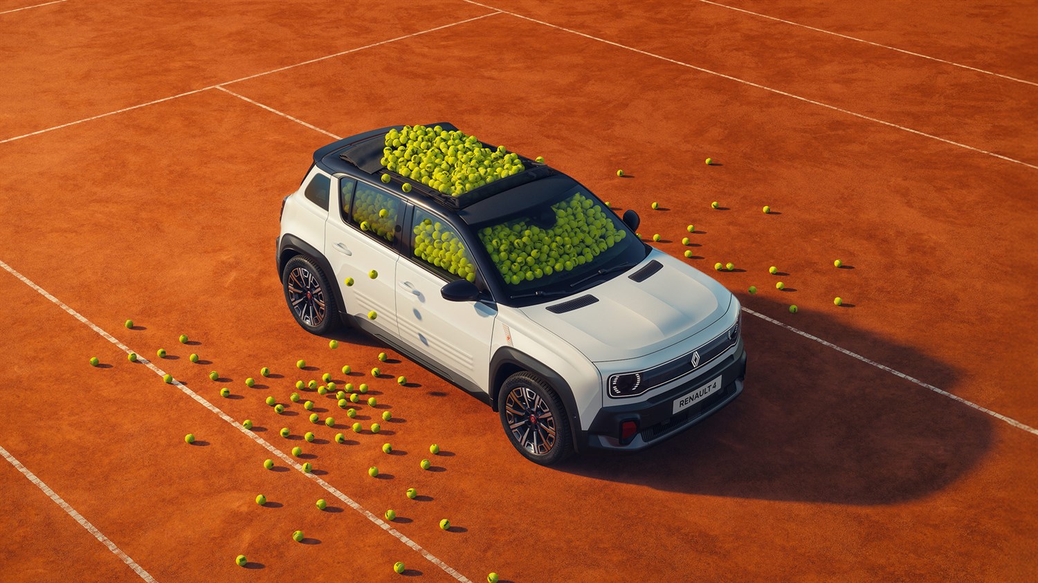 Beli Renault 4 Roland Garros posebne izdaje, fotografiran od zgoraj na rdeči peščeni teniški podlagi s teniškimi žogicami na strehi in okoli vozila.