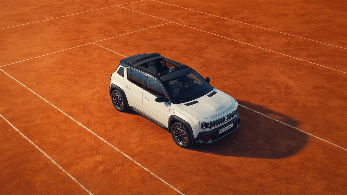 Beli Renault 4 Roland Garros posebne izdaje, fotografiran od zgoraj na rdeči peščeni teniški podlagi.