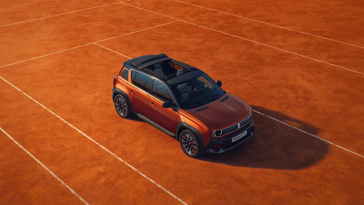 Rjavi Renault 4 Roland Garros posebne izdaje, fotografiran od zgoraj na rdeči peščeni teniški podlagi.