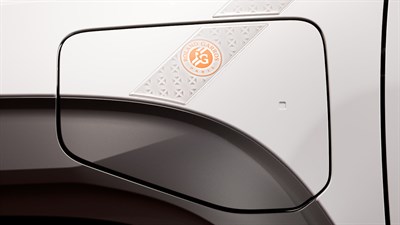  Detajl polnilnega pokrova Renault 4 Roland Garros posebne izdaje z logotipom turnirja.