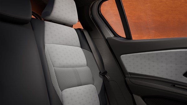 Zadnji sedeži Renault 4 Roland Garros posebne izdaje v svetlo sivi tekstilni oblogi z rjavkasto oblogo vrat.