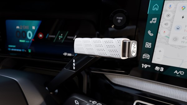 Detajl ročice menjalnika v obliki teniskega gripа v notranjosti Renault 5 Roland Garros posebne izdaje.