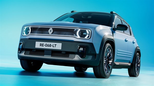 Svetlo modri Renault 4 na modrem studijskem ozadju, fotografiran s sprednje strani.