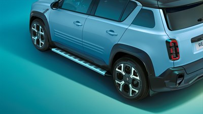 Slika prikazuje bočni del modrega električnega Renault 4.