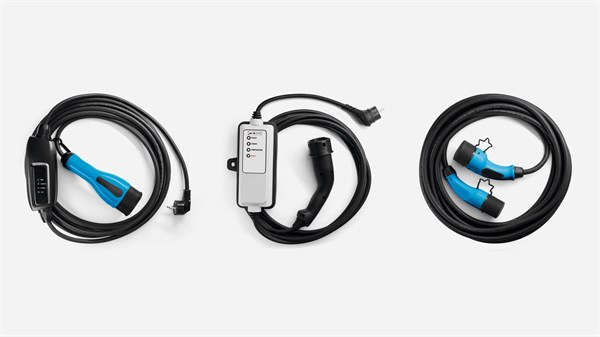 Trije polnilni kabli za Renault 4 E-Tech Electric: prenosni kabel z modro-črno ročico za domačo vtičnico, kontrolna EVSE enota z LED-indikatorji in Type 2 vtičem ter adapter-kabel za javne polnilne postaje.