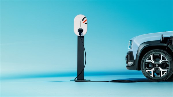 Renault 4 priključen na domačo polnilnico Mobilize Charge Pass.