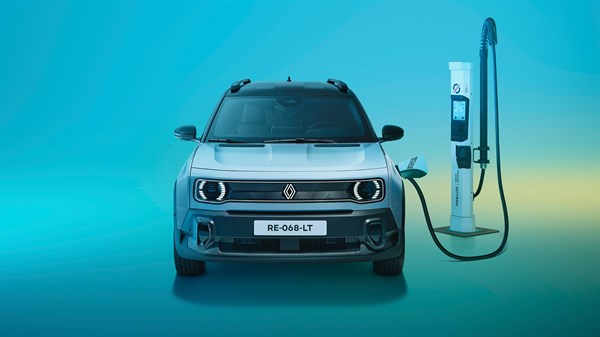 Renault 4 E-Tech v sivo-modri barvi, priključen na polnilno postajo, na barvitem ozadju.