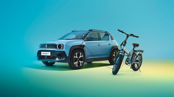Renault 4 E-Tech Electric v svetlo modri barvi z električnim kolesom, postavljenim spredaj na modro-rumenem ozadju. Kolo se polni iz avtomobila.