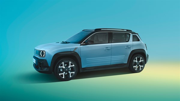 Modro-sivi Renault 4 E-Tech Electric v ¾ pogledu z leve strani na svetlem ozadju.