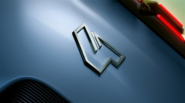 Emblem “4” na zadnjem delu Renault 4 E-Tech Electric.