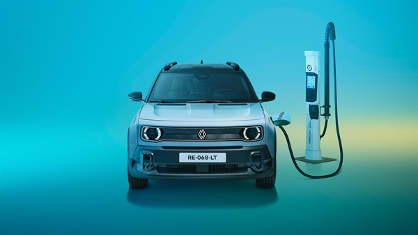 Sprednji pogled na modri Renault 4 E-Tech Electric z vstavljenim polnilnim kablom na polnilni postaji.