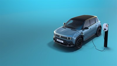 Renault 4 v modrem studiu priklopljen na polnilnico.
