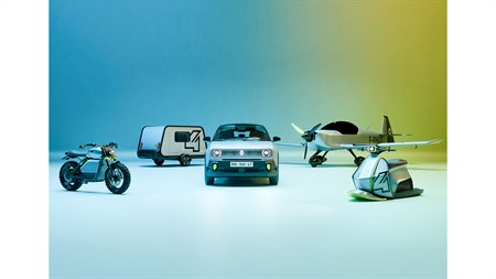 Motor, prikolica, Renault 4 E-Tech Electric, manjše letalo in futuristična električne snežne sani, postavljeni v vrsto na barvnem ozadju.