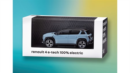 Model svetlo modrega avtomobila Renault 4 e-tech 100% electric v merilu 1:43, zapakiran v zbirateljsko škatlo z napisom na belem robu. 