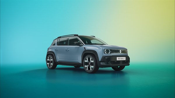 SUV Renault Scenic v temno modri barvi v vijolično osvetljenem studiu.