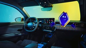 Notranjost Renault 4 E-Tech z asistentom reno na sovoznikovi strani armaturne plošče.