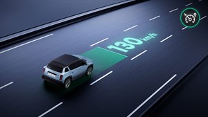 Grafični prikaz vozila na avtocesti, ki vozi s stalno hitrostjo 130 km/h; zelena označba razdalje in ikona tempomata zgoraj desno ponazarjata delovanje prilagodljivega tempomata.