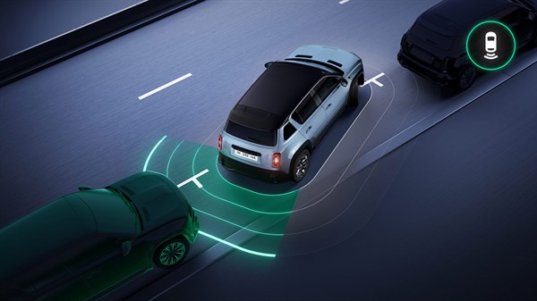 Renault 4 E-Tech Electric med vožnjo naprej zaznava vozilo pred seboj z zelenimi senzor­skimi valovi.