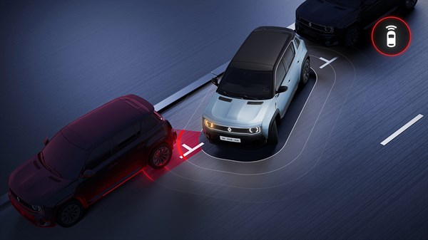 Renault 4 E-Tech Electric med vzvratno vožnjo zaznava oviro za seboj z rdečim opozorilom.