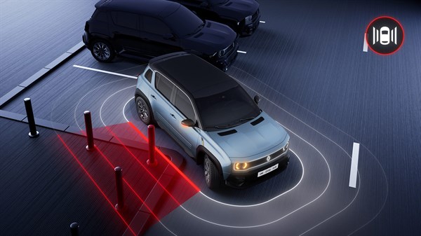 Svetlo moder Renault 4 E-Tech Electric med vzvratnim parkiranjem zaznava ovire (stebričke) za seboj z rdečimi senzor­skimi žarki.
