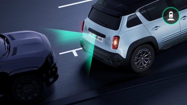 Renault 4 E-Tech Electric med vzvratno vožnjo zaznava prosto območje za seboj z zelenimi senzor­skimi žarki.