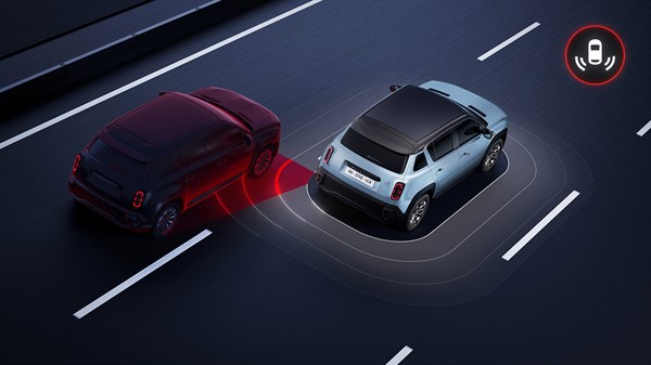 Renault 4 E-Tech Electric med vožnjo naprej zaznava vozilo v mrtvem kotu z rdečimi senzor­skimi žarki.