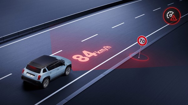 Renault 4 E-Tech Electric projicira trenutno hitrost 84 km/h ob znaku omejitve 70 km/h z rdečim opozorilom.