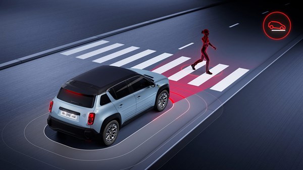 Renault 4 E-Tech Electric zaznava pešca na prehodu za pešce z rdečimi senzor­skimi valovi spredaj.