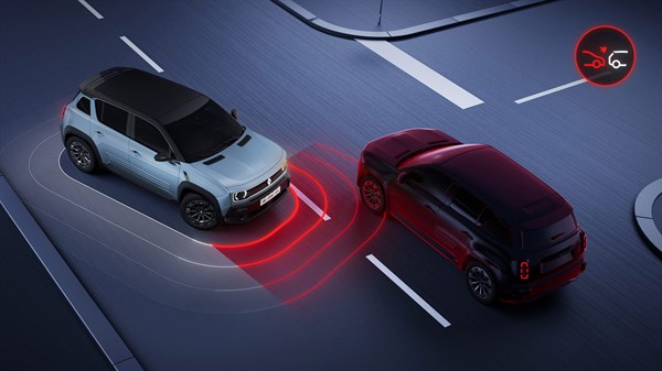 Renault 4 E-Tech Electric med zavijanjem zaznava bližajoče se vozilo z rdečimi senzor­skimi žarki spredaj.