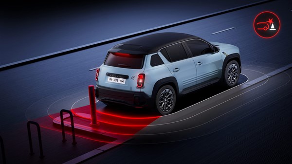 Renault 4 E-Tech Electric med vzvratno manevriranjem zaznava ovire zadaj z rdečimi senzorskimi valovi in ikono nevarnosti.