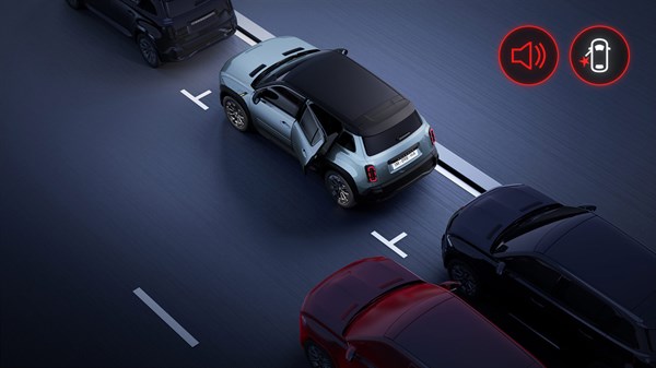 Renault 4 E-Tech Electric na parkirnem mestu z odprtimi vrati zaznava bližajoče se vozilo z rdečimi senzor­skimi žarki in ikono alarma.