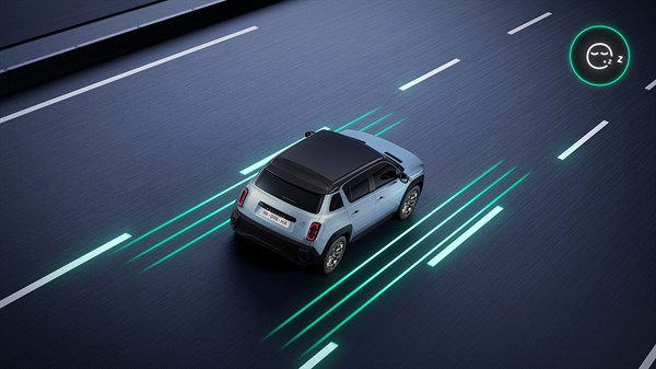 Renault 4 E-Tech Electric med vožnjo, prikazuje zelene vodilne črte z ikono asistence za ostajanje v pasu.
