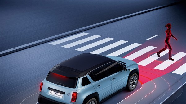 Renault 4 zaznava pešca na prehodu za pešce in samodejno zavira za večjo varnost v prometu.