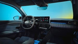 Volan in digitalni zaslon z navigacijo v notranjosti vozila Renault 4 E-Tech electric.
