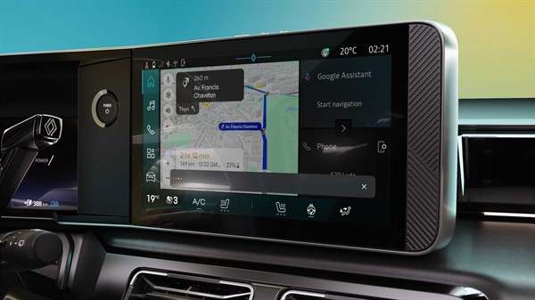 Osrednji zaslon Renault 4 E-Tech Electric prikazuje navigacijsko karto z navodili za zavijanje, predvajalnik radia in ikono Google Assistant.