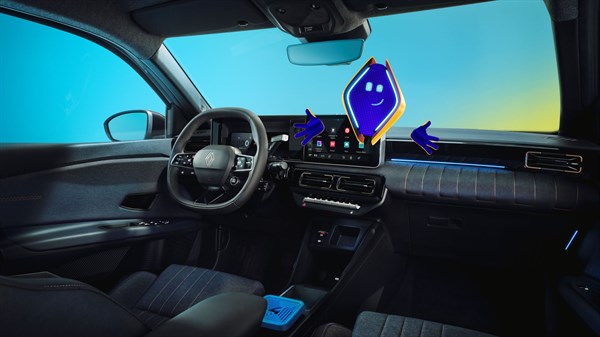 Notranjost Renault 4 E-Tech Electric s pogledom na volan, osrednji multimedijski zaslon in modro-rumeno maskoto reno z nasmeškom.